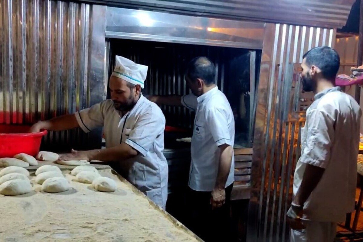 حرارتِ پای تنور نانوایی، گرمای هوا را دوچندان می‌کند. نانوایی که در محوطه‌ای در یکی از حیابان‌های منتهی به حرم امام علی (ع) است. اما همه این گرما به شوق خدمت به زائران امیرالمؤمنین (ع) قابل تحمل می‌شود.