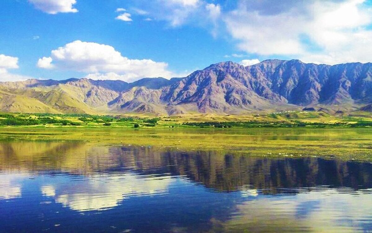 طبیعت زیبای تالاب چغاخور  در استان چهارمحال و بختیاری، جادهٔ بروجن به ناغان را مشاهده می‌کنید.