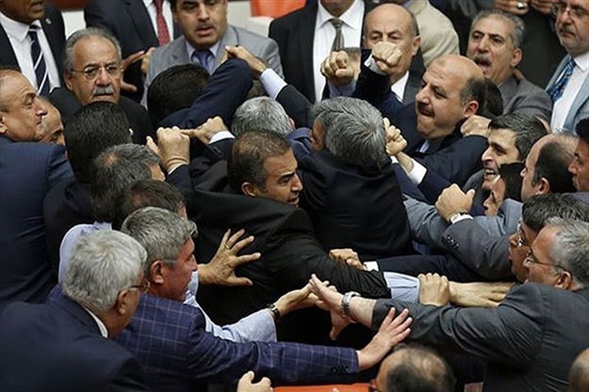 صحن پارلمان ترکیه شاهد زد و خورد شدید میان نمایندگان این پارلمان بود.