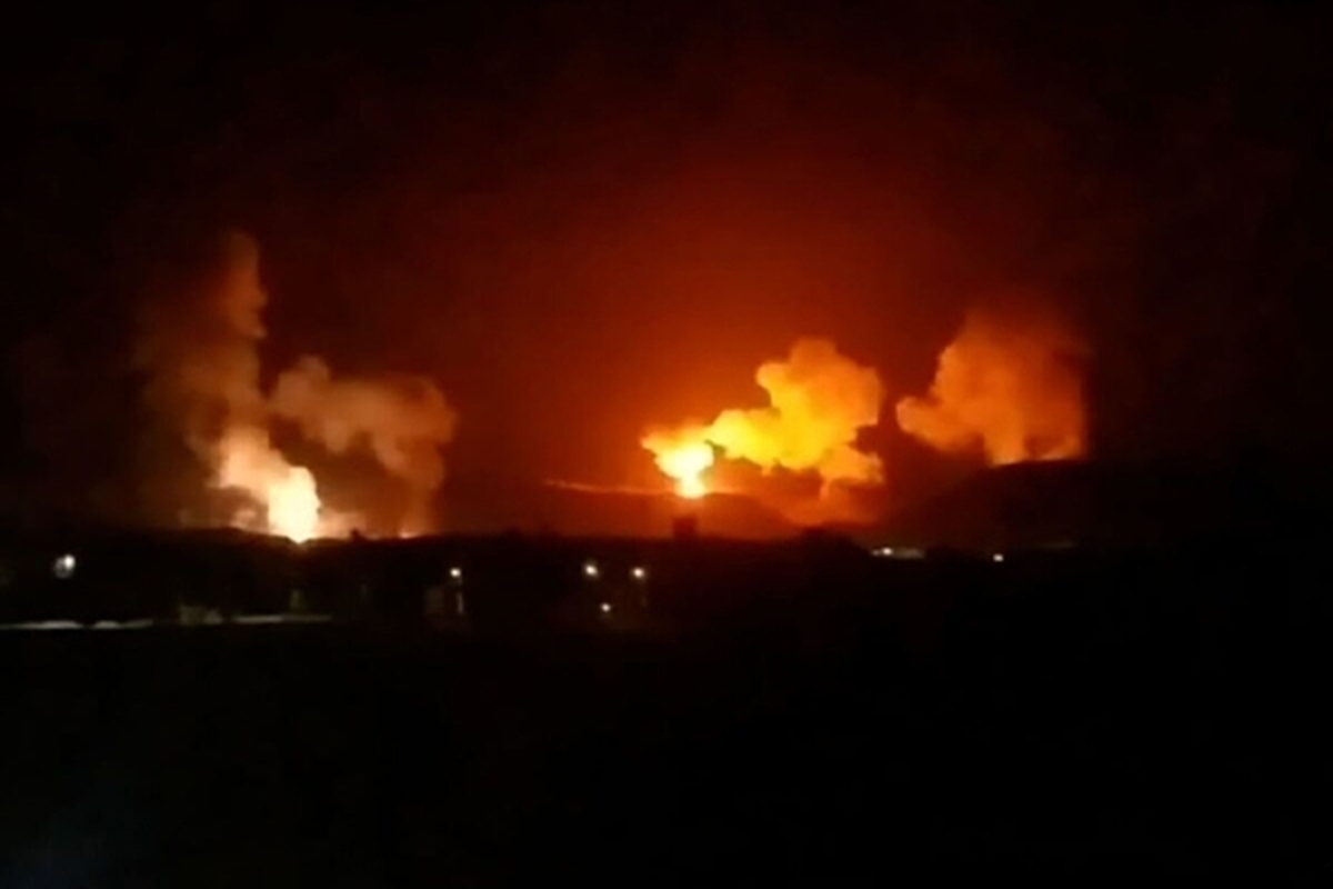 منابع خبری جمعه شب از حمله هوایی آمریکا و انگلیس به فرودگاه بین المللی الحدیده واقع در غرب یمن خبر دادند.
