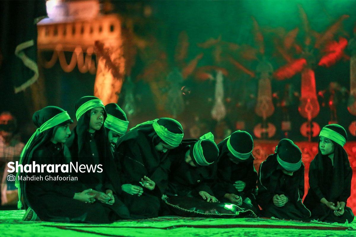 آیین سنتی تعزیه خوانی توسط گروه نمایشی «حماسه اکبر» در میدان شهدا مشهد با حضور هزاران نفر از زائران و مجاوران رضوی برگزار شد.