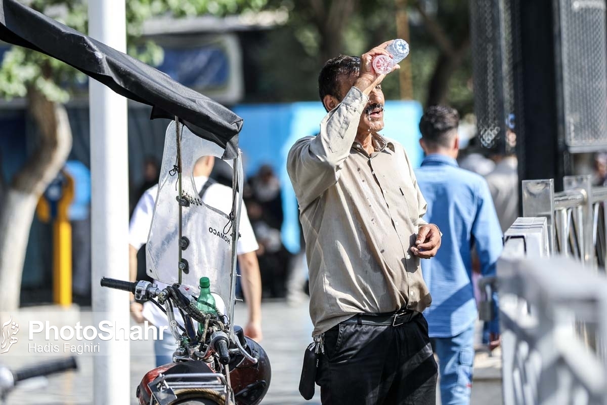 مدیر گروه کاهش خطر بلایا و حوادث معاونت بهداشت دانشگاه علوم پزشکی مشهد گفت: در تابستان و در گرمای بیش از ۳۵ تا ۳۸ درجه سانتی‌گراد باید بیشتر به موضوع گرمازدگی توجه کنیم و با راهکار‌های مؤثر از خودمان مراقبت نماییم.