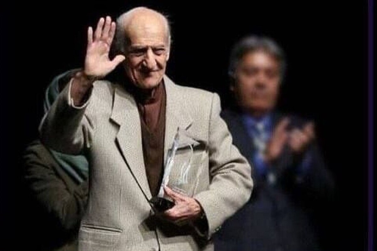 امیراشرف آریان پور کاشانی متولد ۱۳۰۷ از فارغ التحصیلان هنرستان موسیقی ملی و دارای دکترای موزیکولوژی بود. این پژوهشگر و نویسنده عرصه موسیقی همچنین دارای مدرک دکترای ادبیات و مدیریت از دانشگاه تهران نیز بود او در ششم مرداد ۱۴۰۱ درگذشت و امروز به مناسبت سالگرد درگذشتش نگاهی کوتاه به زندگی این هنرمند فرهیخته انداخته ایم.