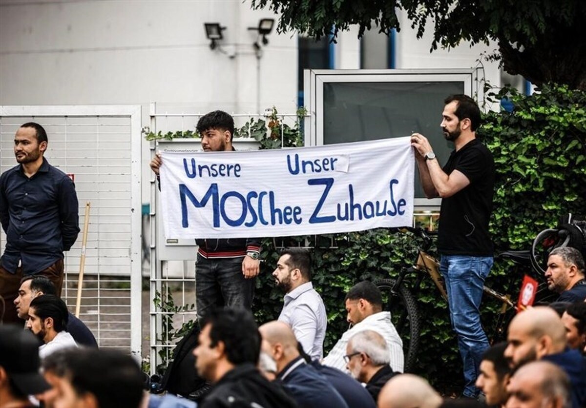 یک نشریه آلمانی در مطلبی از برگزاری تجمعی اعتراضی علیه بسته شدن مسجد فرانکفورت آلمان خبر داده و به اظهارات انتقادی برخی شرکت کنندگان در این تجمع اشاره کرد.