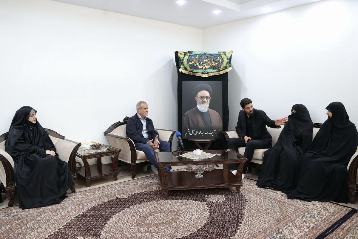 رئیس جمهور در نخستین دیدار خود پس از مراسم تنفیذ، با حضور در منزل شهید حجت الاسلام والمسلمین سید محمدعلی آل هاشم با خانواده وی دیدار و گفتگو کرد.