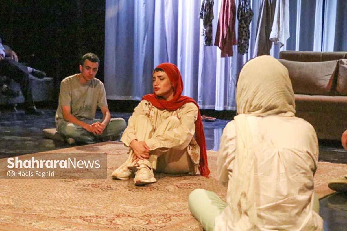 نمایش «مهمانی خانه ما» به کارگردانی حمید کیانیان این شب‌ها روی صحنه تماشاخانه استاد حسین نوری رفته است.