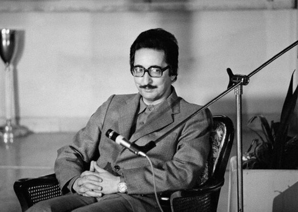 خدمه هواپیمای نظامی ۷۰۷ گفت: «پس از این‌که درها بسته شد، هواپیما راه افتاد و در حال صعود بود که درب توالت مجددا باز شد و شخص دیگری با چهره عرق کرده و با لباس پرواز بیرون آمد که رجوی او را بنی‌صدر رئیس‌جمهور ایران، معرفی کرد. ما از این لحظه متوجه شدیم که بنی‌صدر نیز در هواپیماست.»