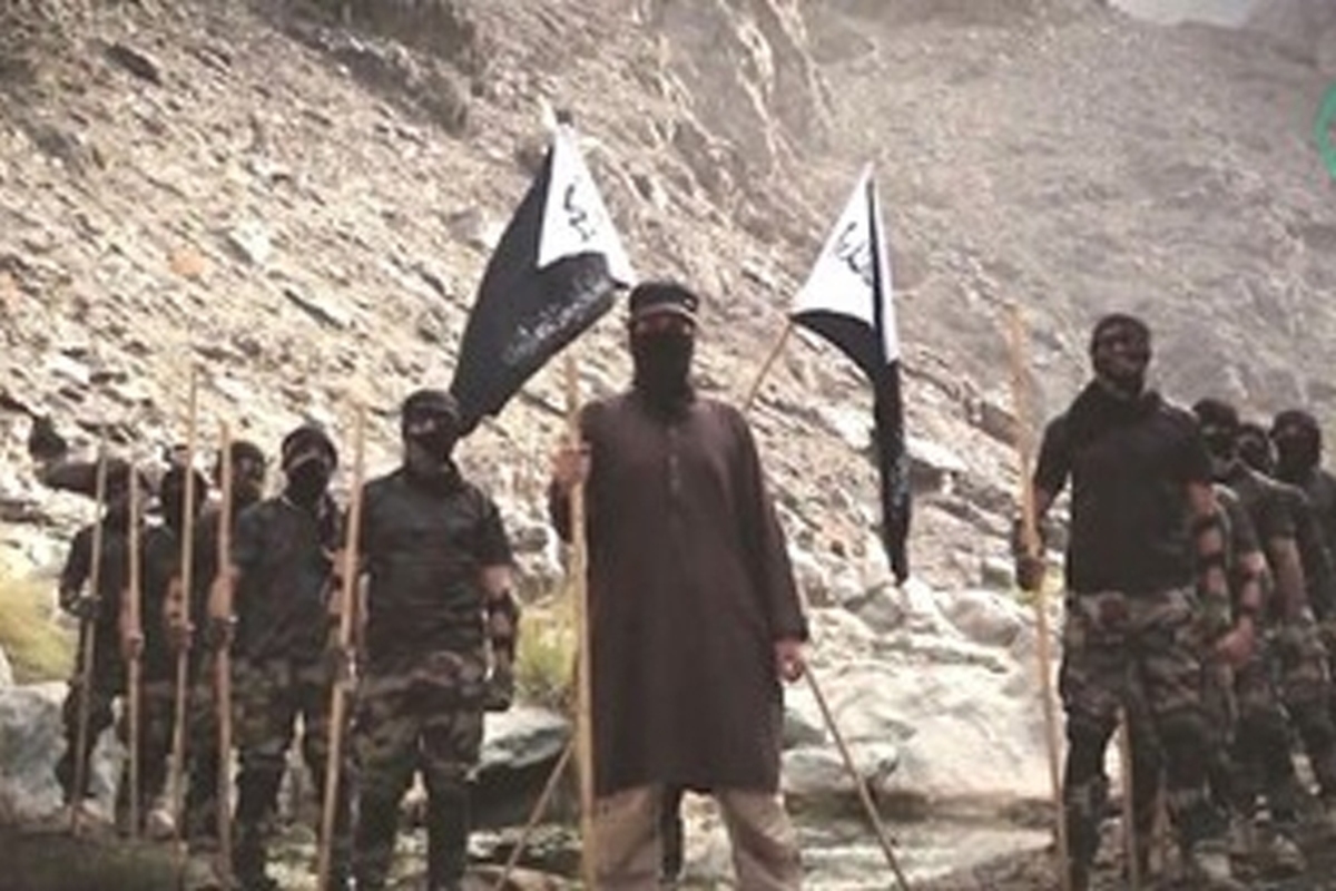 فیلم بخشی از عملیات دستگیری چهار عضو گروهک تروریستی جیش‌الظلم در روستای قادرآباد خاش منتشر شد.
