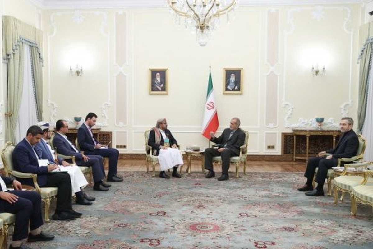 رئیس‌جمهور با تأکید بر اینکه روابط و همکاری‌های میان ایران و یمن قوی‌تر از قبل ادامه خواهد یافت، گفت: وحدت و انسجام، قدرت کشور‌های اسلامی را تقویت می‌کند و اگر همه کشور‌های اسلامی همراه و هماهنگ باشند، چشم طمع دشمنان از ملت‌های اسلامی به طور کامل برداشته خواهد شد.