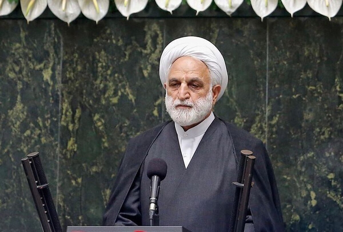 رییس قوه قضاییه گفت: رییس‌جمهور کشور همه صلاحیت های خود را در انجام مسئولیت های خود بر عهده گیرد و خود را وقف خدمت مردم، ترویج دین و اخلاق ، پشتییانی از حق کند و از خودکامگی دوری کند و از حقوق اشخاص حمایت کند.