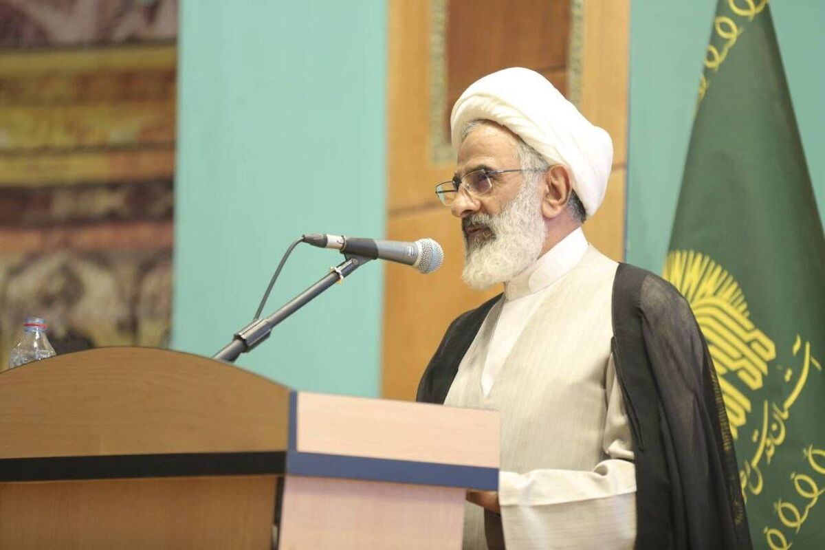 نماینده ولی فقیه در سپاه پاسداران انقلاب اسلامی گفت: رییس‌جمهور بر اساس اصول مبتنی بر مدیریت در نظام ولایی علاوه بر اداره کردن کشور، وظیفه تعالی فکری و معنوی افراد زیرمجموعه و تحت مسئولیت خود را نیز بر عهده دارد.