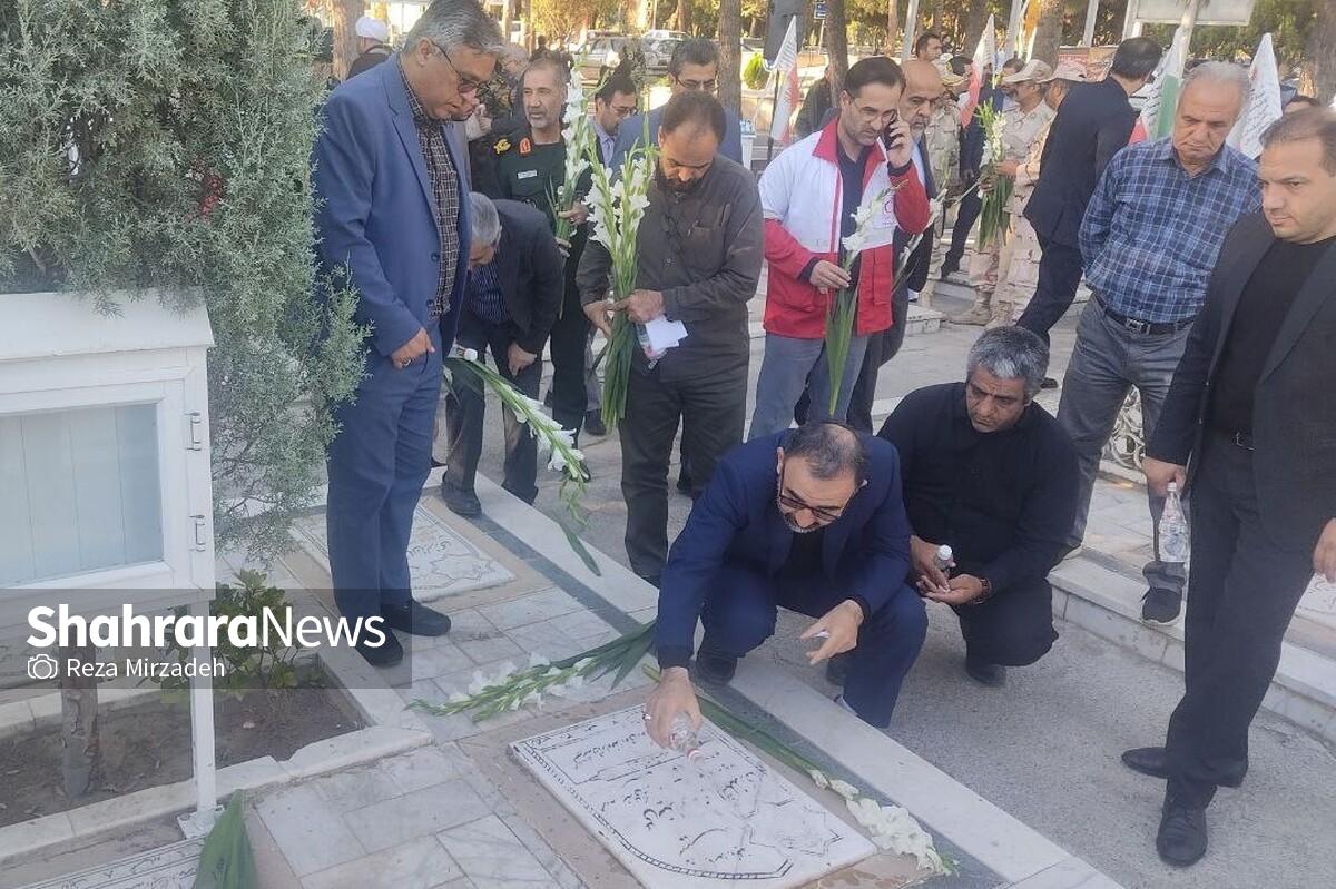 در آستانه فرارسیدن هفته دولت، مدیران دستگاه‌های اجرایی استان خراسان‌رضوی با حضور در گلزار شهدای بهشت‌رضا(ع) مشهد، با آرمان‌های شهیدان تجدید میثاق کردند.