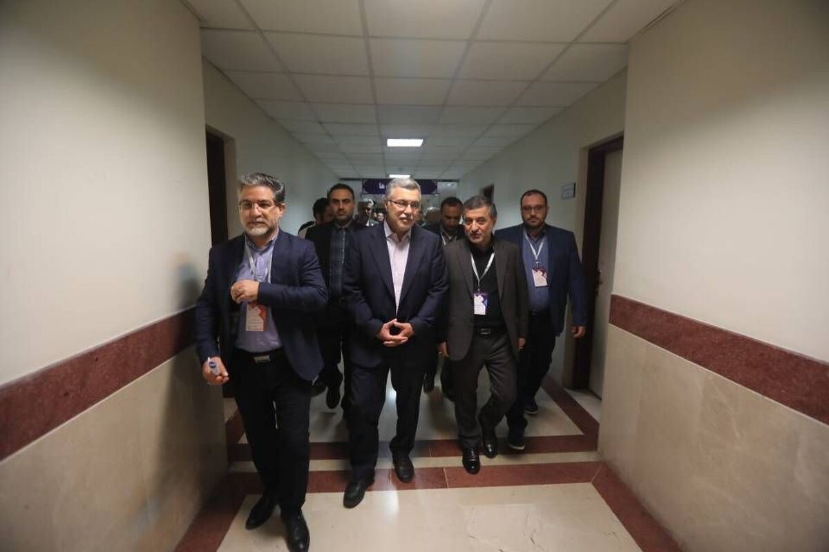 وزیر بهداشت، درمان و آموزش پزشکی در نخستین روز کاری خود با حضور در دانشکده پرستاری، در جریان برگزاری آزمون‌ دانشنامه تخصصی و سی‌وهشتمین دوره آزمون گواهینامه - دانشنامه فوق‌تخصصی پزشکی قرار گرفت.