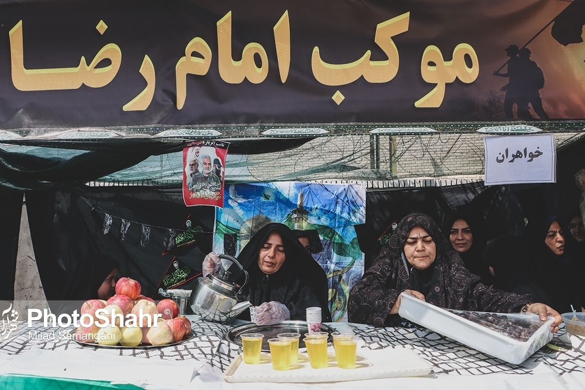 با عنایت حضرت رضا(ع) خادمیاران رضوی کرمانشاه در چهار موکب به صورت شبانه‌روزی طی ایام اربعین میزبان و خدمت رسان زائرین اباعبدالله الحسین(ع) هستند.