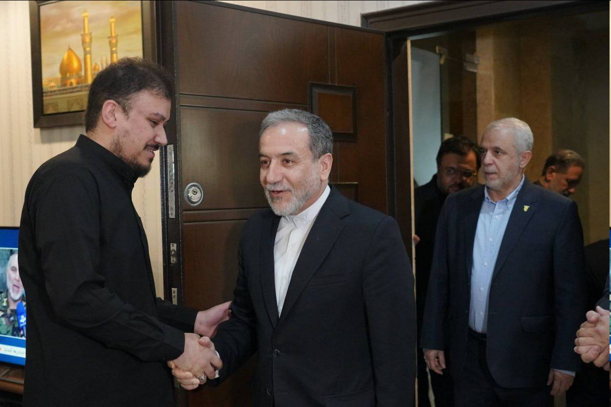 همزمان با گرامیداشت هفته دولت، «سید عباس عراقچی» وزیر امور خارجه به همراه رئیس دفتر رئیس‌جمهور، معاون رئیس‌جمهور و رئیس بنیاد شهید و امور ایثارگران با حضور در منزل وزیر شهید امیرعبداللهیان، با خانواده این شهید گرانقدر دیدار کرد.