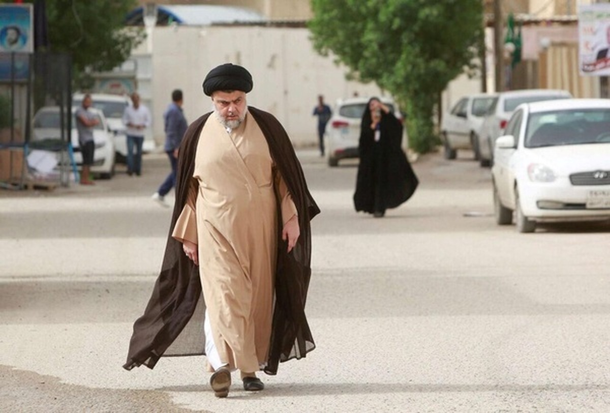 «سید مقتدی صدر» رهبر جریان صدر عراق روز یکشنبه، با ظاهری متفاوت در مسیر مشابه به سوی حرم امام علی علیه‌السلام حضور یافت.