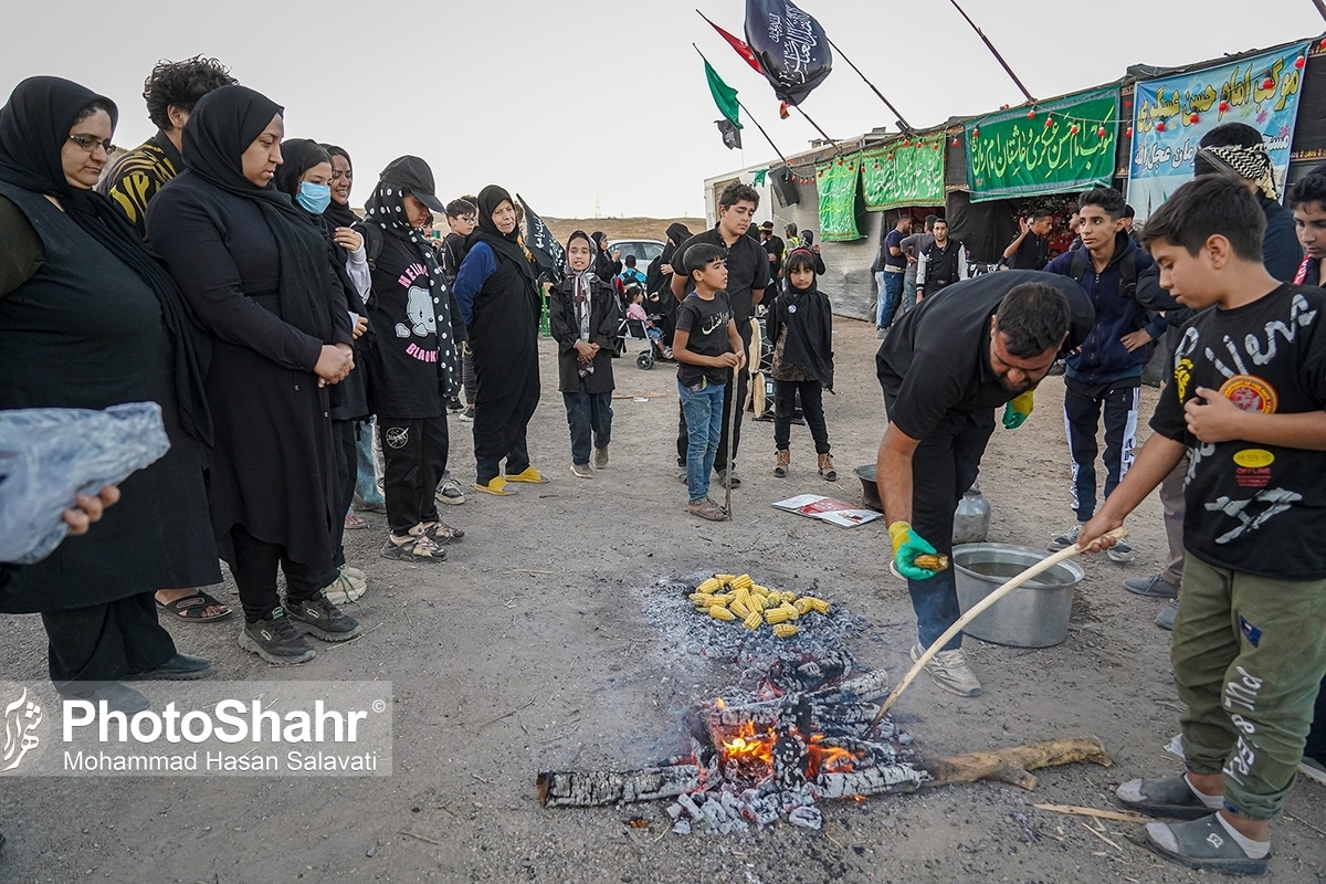 مدیر سلامت کار ومحیط معاونت بهداشتی دانشگاه علوم پزشکی مشهد اظهار کرد: زائران از مصرف نوشیدنی‌های سرد یا شربت‌های مشکوک به استفاده از رنگ‌های غیرمجاز یا در تماس مستقیم با یخ صنعتی خودداری کنند و ترجیحا از نذورات بسته بندی شده بهداشتی، استفاده شود. 
