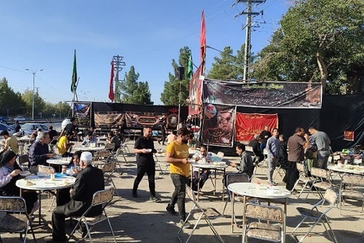 تصویری از حضور زائران پیاده حرم امام رضا(ع) در یکی از موکب های جاده کلات بعد از خلق آباد.