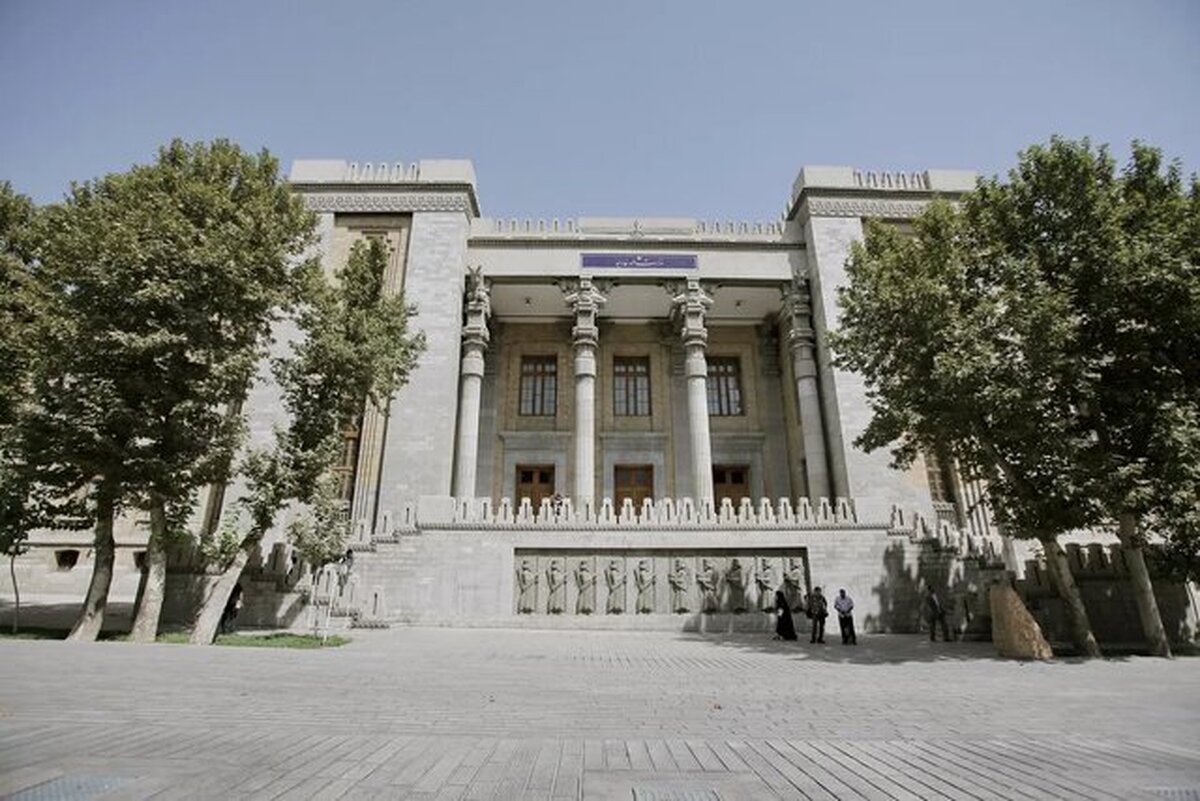 در پی اعمال تحریم‌های انگلیس علیه ایران، کاردار سفارت این کشور به وزارت خارجه ایران احضار شد.