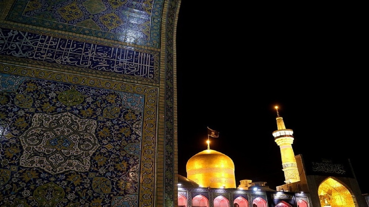 در شب شهادت امام رضا (ع) زائران و مجاوران حرم مطهر رضوی در سوگ شهادت آن حضرت اشک ماتم ریختند.