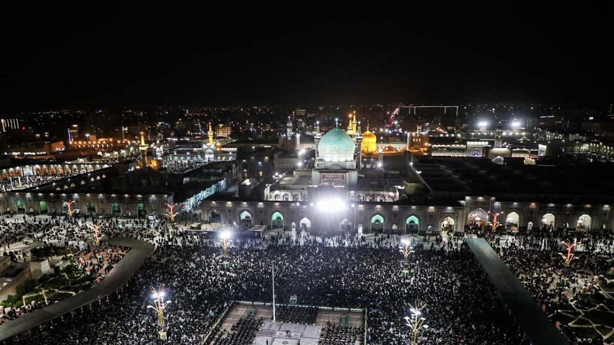 در شب شهادت امام رضا علیه السلام، آئین سنتی خطبی خوانی در حرم مطهر رضوی بعد از نماز مغرب و عشا انجام شد. همزمان با این مراسم هیئت‌های مذهبی نیز در خیابان‌های منتهی به حرم مطهر به عزاداری و سوگواری پرداخته و بعد از عزاداری برای زیارت وارد حرم مطهر می‌شوند.