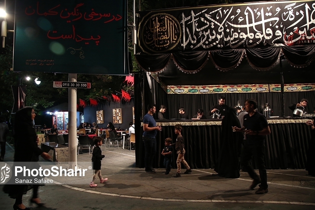 خودشان می‌گویند لطف حضرت حجت (عج) بوده که توفیق نوکری پیدا کرده‌اند. خادمان موکب خیابان ملک الشعرای بهار مشهد، چندین سال است که در سه روز پایانی دهه آخر صفر خیمه نوکری‌شان را برپا می‌کنند و ۲۴ ساعته پذیرای زائران امام رضا (ع) هستند. در جهانشهر برکت و کرامت، مجاوران حرم رضوی میزبان زائرانی از سراسر کشور هستند.