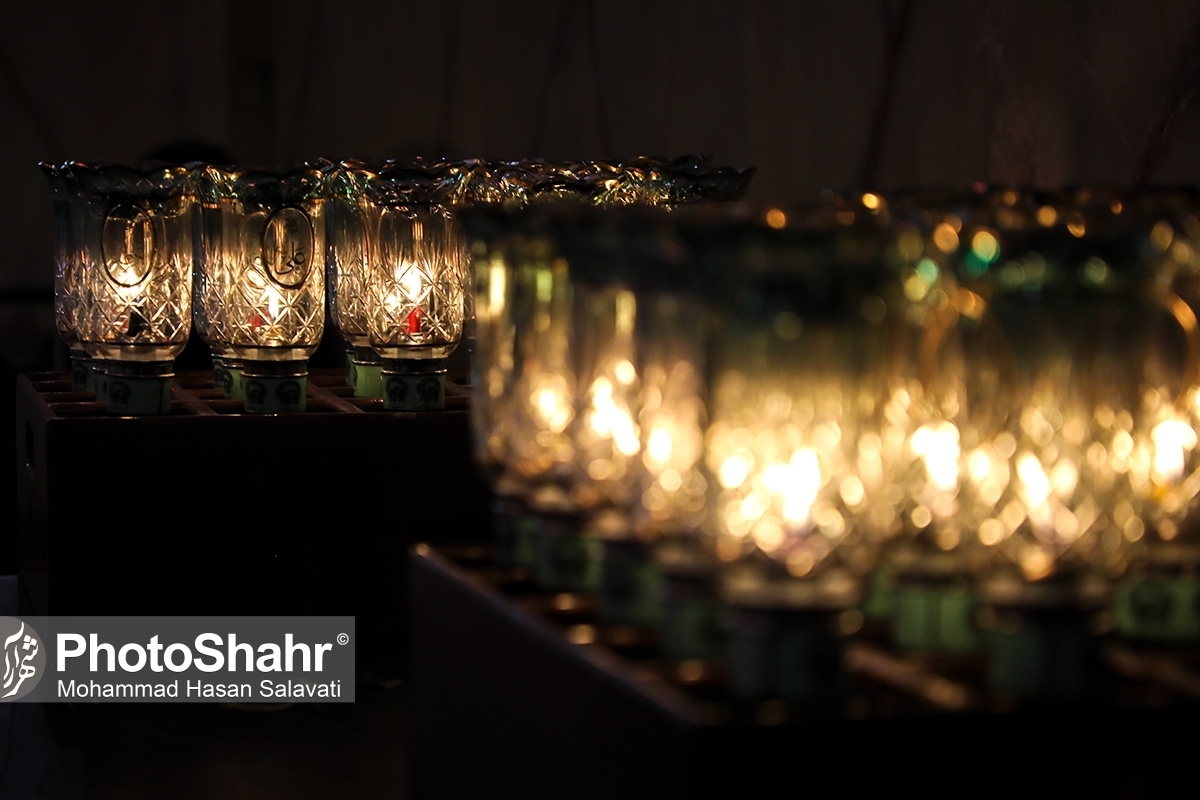 در شب شهادت امام رضا علیه السلام در خیابان های منتهی به حرم مطهر رضوی شاهد حضور هیئت‌های مذهبی از سراسر کشور هستیم. آئین عزاداری در این شب با سنت‌ها و فرهنگ‌های مختلف از نواحی کشور پهناورمان برگزار می‌شود. حتی شیعیان از دیگر ملل در این شب در خیابان‌های منتهی به حرم به عزاداری می‌پردازند. مشهد در این شب شاهد نمایش آئین‌های مختلف با فرهنگ‌های قومی و محلی متکثر ایران است.