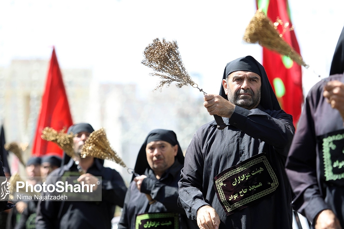 امروز (۱۴ شهریور ۱۴۰۳) هم‌زمان با سالروز شهادت امام‌رضا(ع)، دسته‌های عزاداری از خیابان طبرسی مشهد به سمت حرم مطهر رضوی حرکت کردند.