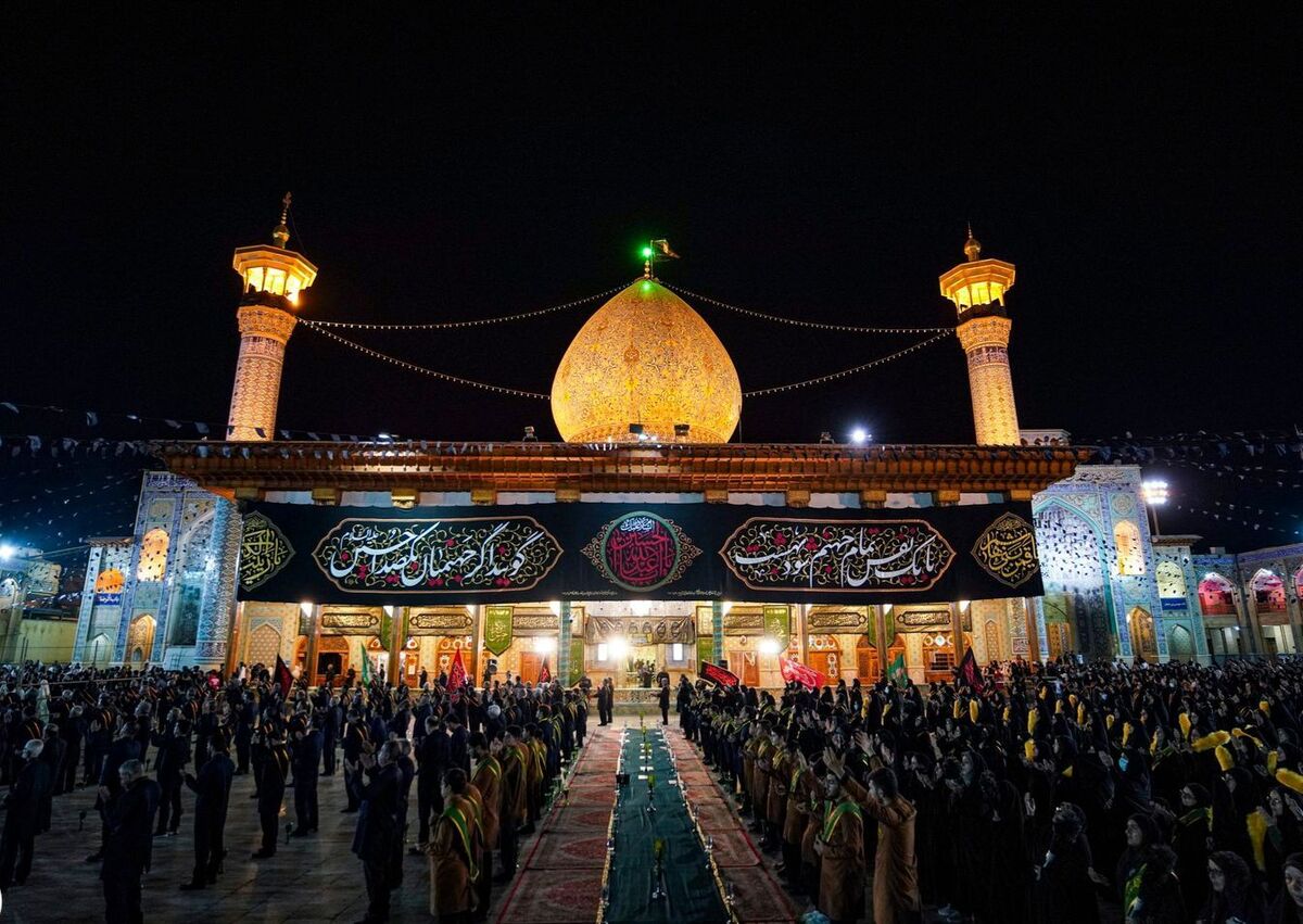 آیین لاله گردانی خادمان حرم مطهر حضرت شاه چراغ در سوگ شهادت امام رضا (ع) شامگاه چهارشنبه با شکوهی خاص در شیراز برگزار شد.