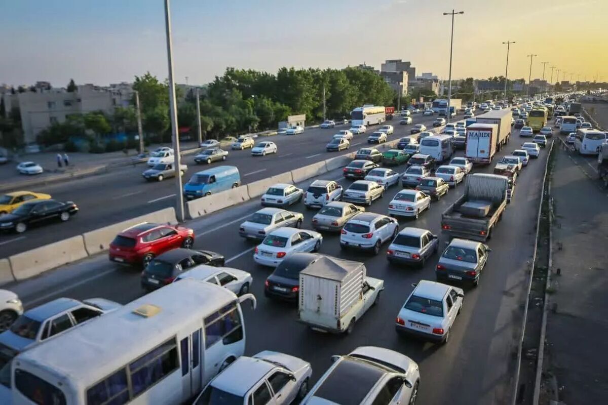 بر اساس اعلام سازمان حمل و نقل ترافیک شهرداری مشهد هم اکنون شاهد ترافیک بسیار سنگین  در خروجی‌های کلانشهر مشهد هستیم.