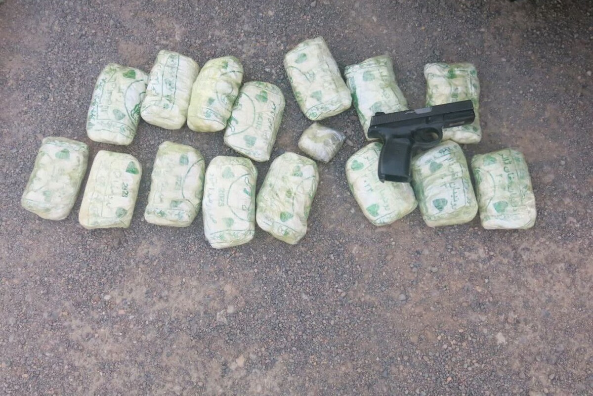 مرزبانان مستقر در هنگ مرزی تایباد موفق به کشف حدود ۸ کیلو هروئین از سوداگران مرگ شدند.