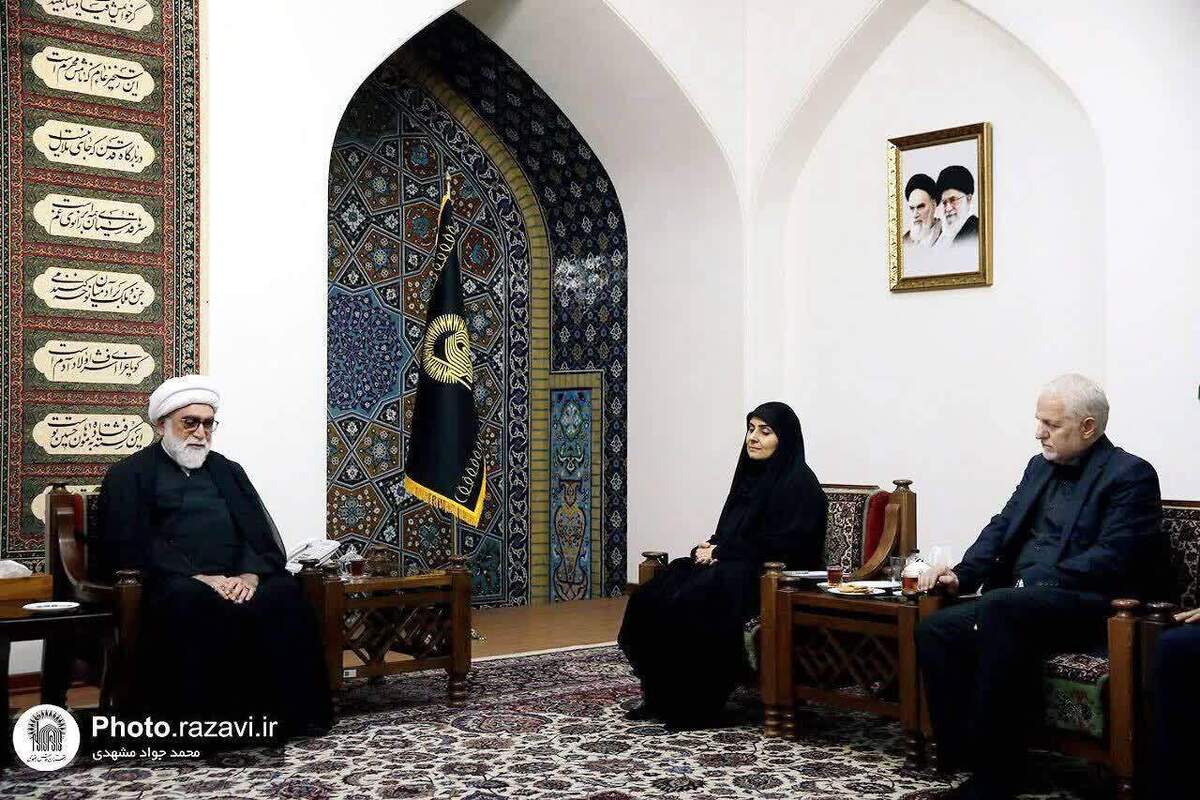 وزیر راه و شهرسازی در دیدار با تولیت آستان قدس رضوی بر اولویت مشهد در رفع مشکلات حوزه ریلی، جاده‌ای و ناوگان هوایی تاکید کرد.
