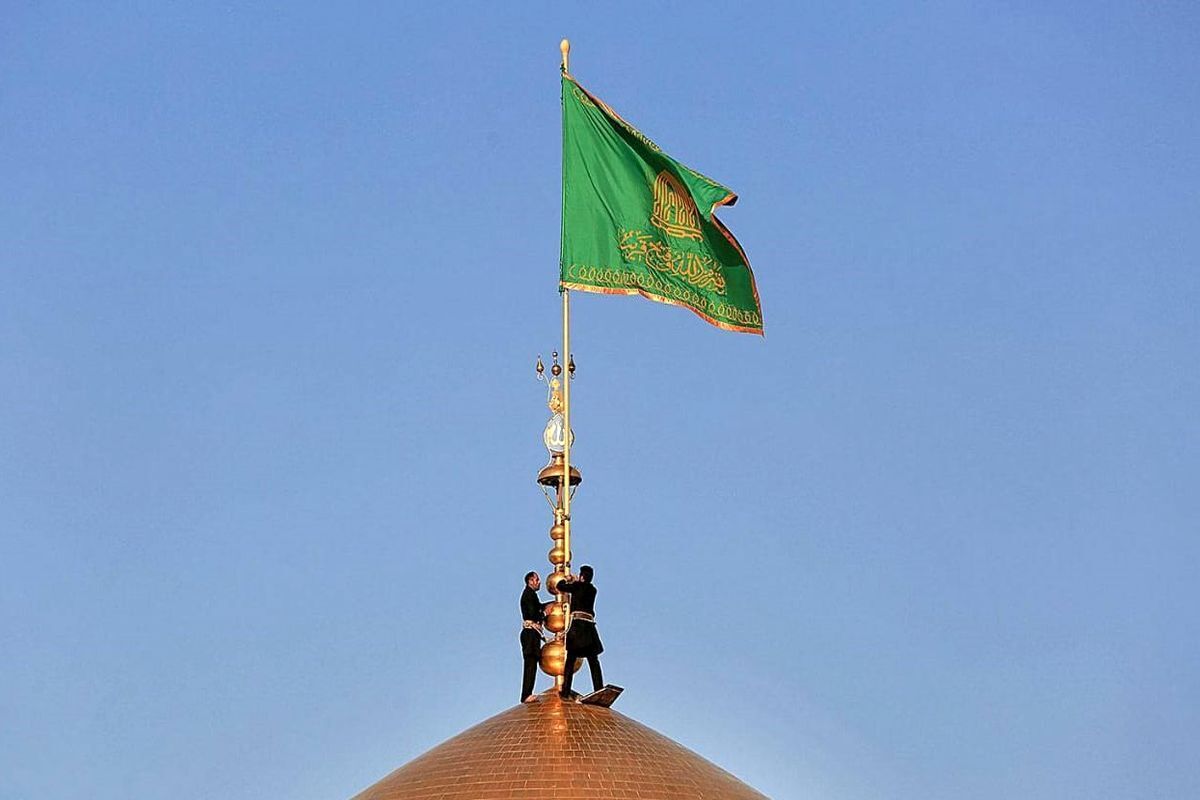 آیین تعویض پرچم گنبد منور رضوی با حضور خادمان این آستان برگزار شد.