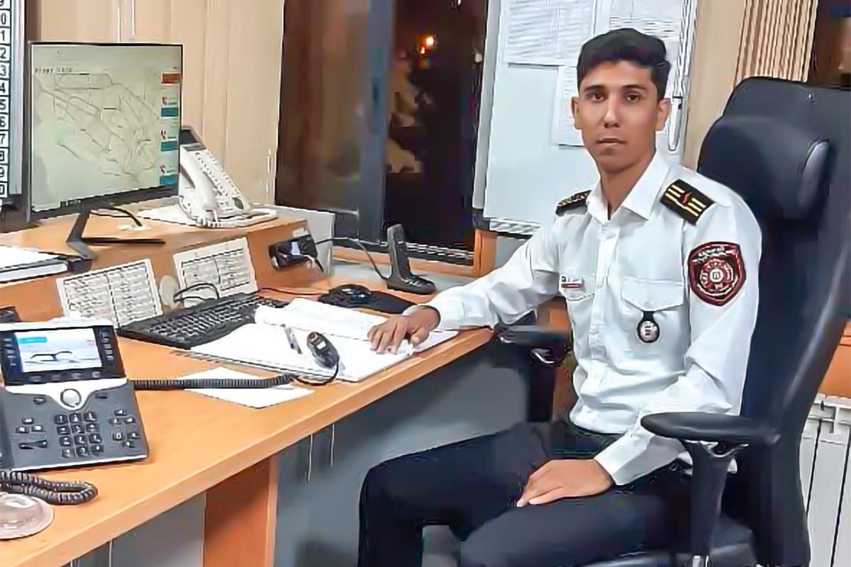 شرح یک روز کاری اپراتور سامانه ۱۲۵ آتش نشانی مشهد که  چهار سال است در واحد پاسخگویی به تماس‌های شهروندان فعالیت می‌کند.