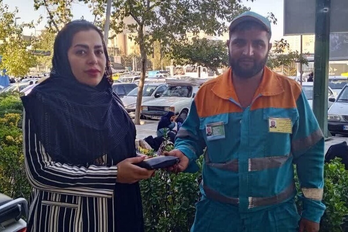 مدیرکل هماهنگی و نظارت بر خدمات شهری شهرداری مشهد گفت: پاکبان پاکدست مشهدی کیف حاوی سکه طلا و مدارک را به صاحبش بازگرداند.