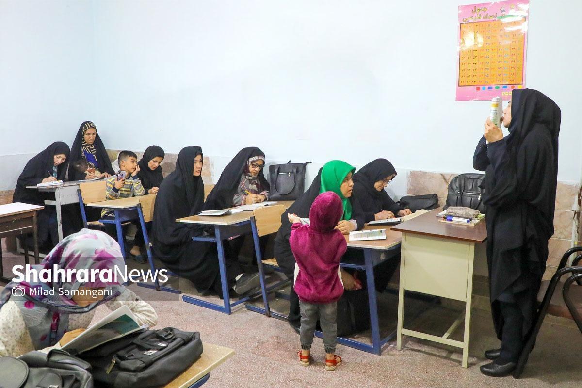وزیر آموزش و پرورش با صدور پیامی به مناسبت روز جهانی سوادآموزی گفت: آمار باسوادی ۶ ساله و بالاتر کشور از ۴۷.۵ درصد سال ۱۳۵۵ به حدود ۹۰.۴ درصد در سال ۱۴۰۱ افزایش یافته که این عدد گواه شتاب ۲.۵ برابری سوادآموزی در ایران نسبت به جهان است.