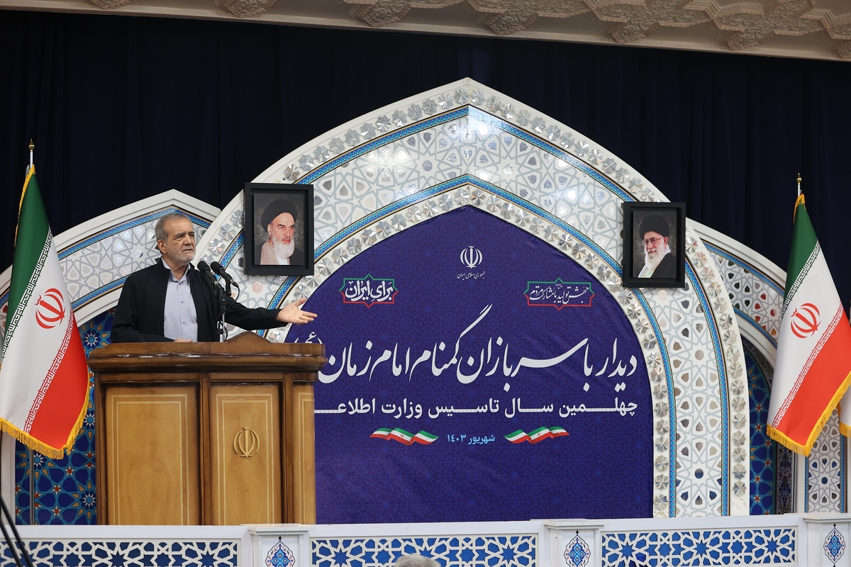 رئیس جمهور کارکنان و مدیران وزارت اطلاعات را سربازان گمنام و بی‌ادعای واقعی خواند و گفت: نقش شما در تامین و ارتقای امنیت کشور بی‌بدیل است، لذا باید نتیجه زحمت شما حفظ سرمایه‌های مادی و معنوی و منابع انسانی کشور باشد. نباید نسبت به خروج نخبگان و سرمایه‌های مادی کشور بی‌‌تفاوت باشیم و باید ریشه‌های آن را شناسایی کرد و خشکاند.