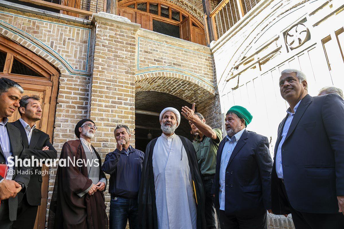 حجت‌الاسلام‌والمسلمین پژمان‌فر، رئیس کمیسیون اصل ۹۰ و نماینده مردم مشهد در مجلس شورای اسلامی، فرماندار مشهد و مدیرکل میراث استان در جریان بازدید از سرای تاریخی عزیزالله اف، بر رفع مشکلات موجود در روند مرمت این بنا و راهکار‌های برون‌رفت از این وضعیت تأکید کردند.