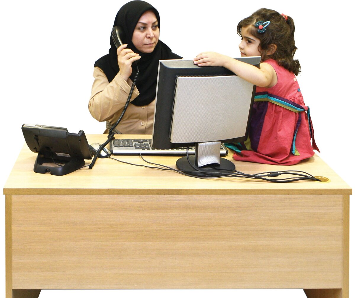 درمیان موضوع پررنگ و مهم مادری و حمایت ازمادران، به‌نظر می‌رسد که جایگاه مادران شاغل، مظلوم‌تر از سایر ابعاد و جنبه‌های مادری است؛ شاید، چون برخی معتقدند که در میان دغدغه‌های اساسی مانند مادران سرپرست خانواده، مادران دارای فرزند معلول و... مادران شاغل در اولویت‌های بعدی قرارمی‌گیرند، اما این نگاه درحالی وجود دارد که اشتغال زنان، لازمه دنیای امروز و از طرف دیگر، تشویق به فرزندآوری، ضرورت حفظ بنیاد خانواده و حتی جامعه است.