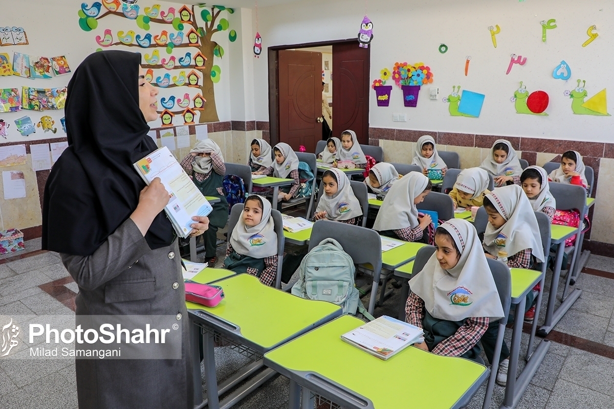 سخنگوی آموزش و پرورش گفت: از سال ۱۴۰۸ تعداد دانش‌آموزان کم می‌شود و در سال ۱۴۱۲ ممکن است با معلم مازاد روبرو باشیم به همین خاطر حداقل جذب از طریق آزمون استخدامی را خواهیم داشت.
