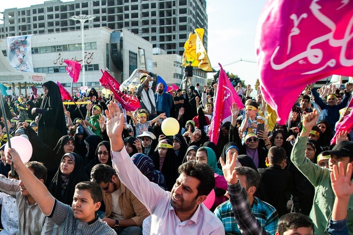 جشن بزرگ مردمی بیعت با امام زمان (عج) در میدان شهدا مشهد برگزار شد.