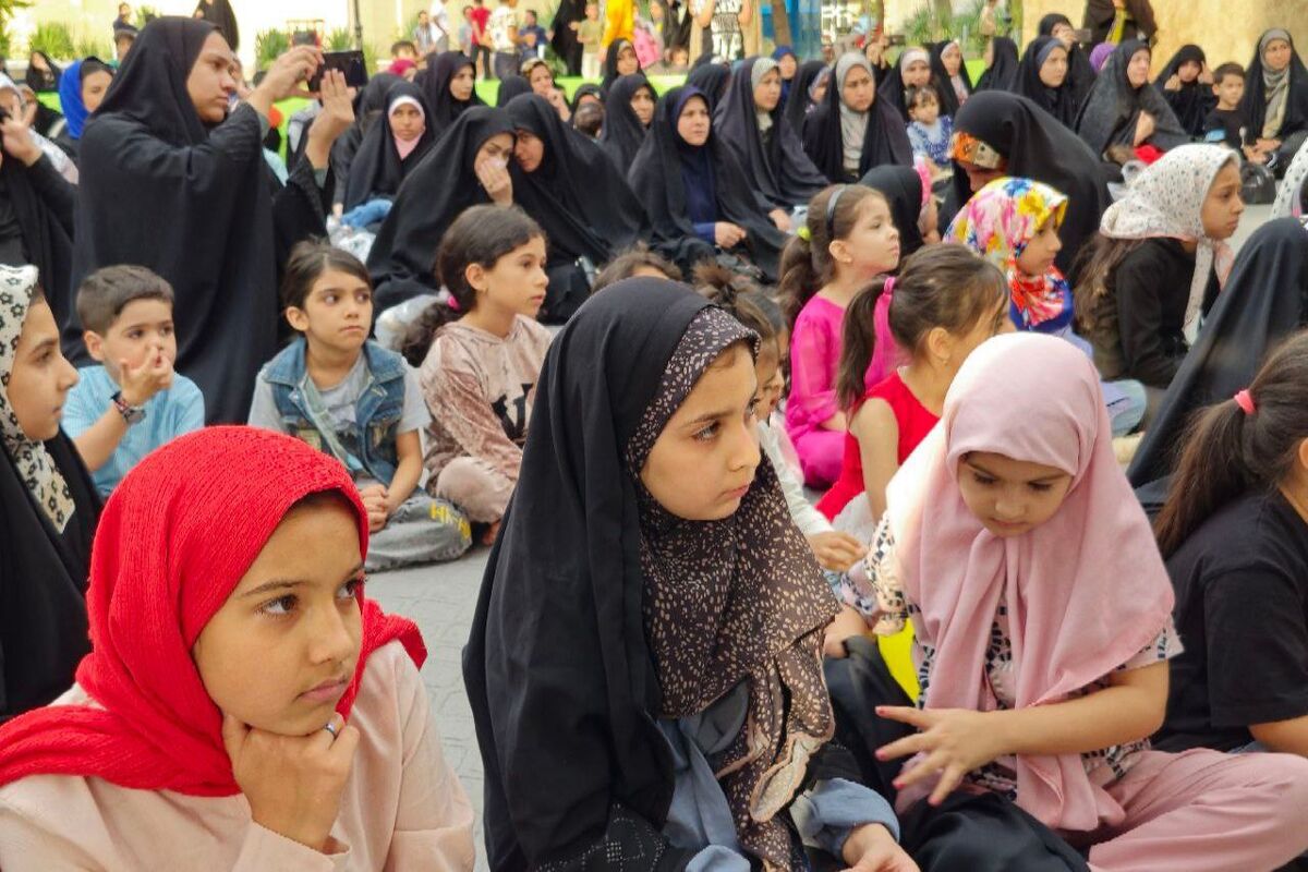 مراسم بزرگداشت آغاز ولایتعهدی امام زمان(عج) با حضور کودکان و نوجوانان دختر در حاشیه شهر مشهد برگزار شد.