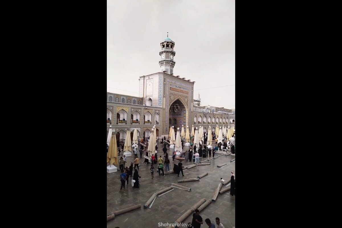 امروز یکشنبه ۲۵ شهریور ۱۴۰۳ همزمان با بارش باران، زائران و مجاوران به خادمان رضوی در جمع‌آوری فرش‌های پهن شده صحن‌های حرم امام رضا (ع) کمک کردند.