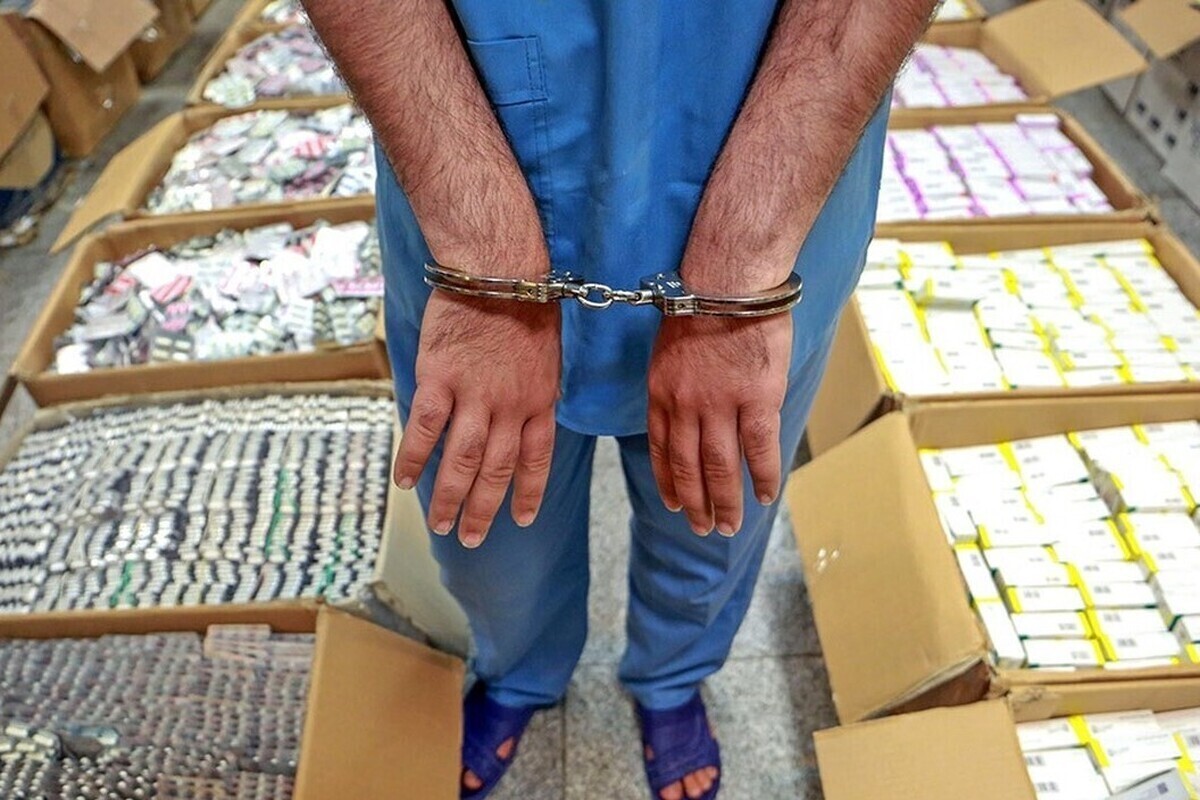 جانشین فرمانده انتظامی کلانشهر مشهد گفت: ماموران پلیس مبارزه با موادمخدر مشهد در بازرسی از مخفیگاه یک سوداگر مرگ در شهرک شهید رجایی، ۵ هزار و ۷۹۰ دُز قرص مخدر و غیرمجاز را کشف کردند.
