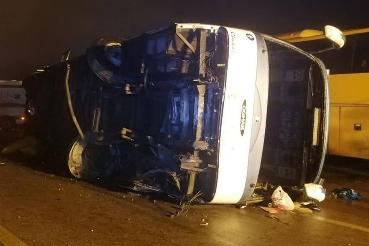 اتوبوس مسافربری بوشهر _ مشهد در ۱۴۰ کیلومتری یزد به طبس واژگون شد.