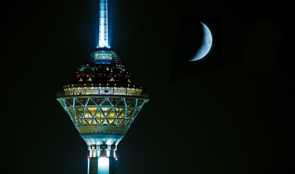 تایم لپسی زیبا از فراز پایتخت که لحظات غروب هلال ماه در آسمان در کنار برج میلاد را نشان می دهد مشاهده می‌کنید.