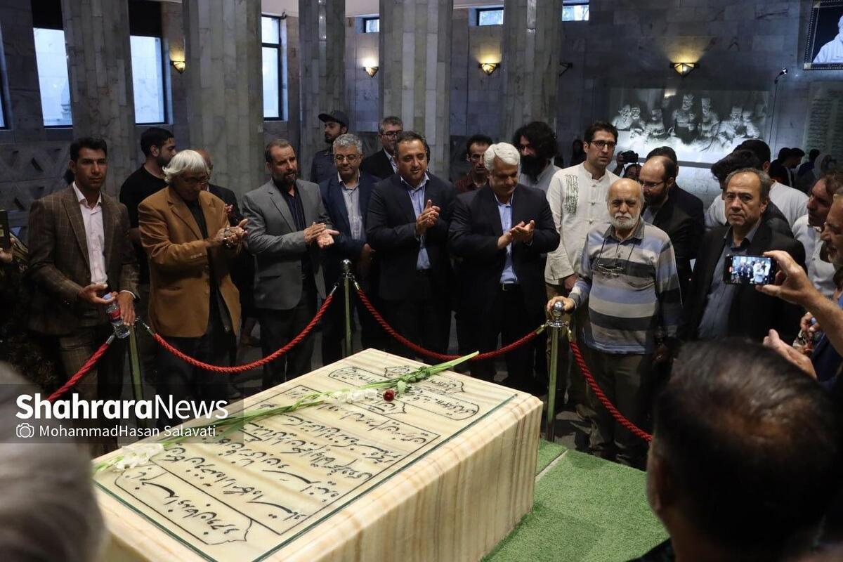 امروز سه شنبه ۲۷ شهریور ۱۴۰۳ مراسم گرامیداشت روز ملی شعر و ادب پارسی با حضور شاعران خراسانی و مسئولان استانی در آرامگاه فردوسی برگزار شد.