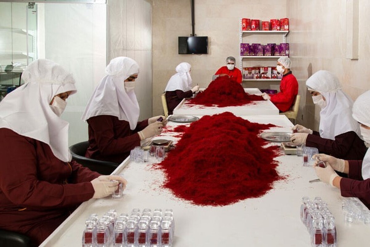 صادرکنندگان رسمی زعفران به دلیل الزام به قوانین رفع تعهدات ارزی و اجبار به بازگرداندن ارز حاصل از صادرات، ناگزیر به پذیرفتن هزینه‌های سنگین مرتبط با آن هستند.