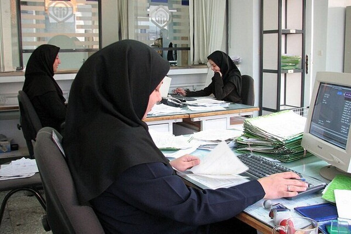 یک فعال بخش خصوصی گفت: درحال حاضر ایران تنها کشوری است که تعطیلات آخر هفته آن پنجشنبه و جمعه است. این امر باعث می‌شود که ایران از جریان تجارت جهانی عقب بماند.