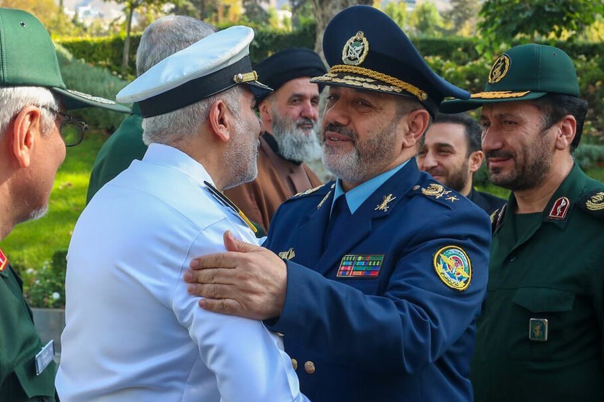 جمعی از فرماندهان ارشد نیروهای مسلح انتصاب امیر سرتیپ خلبان عزیزالله نصیرزاده به عنوان وزیر دفاع و پشتیبانی نیروهای مسلح را تبریک گفتند.